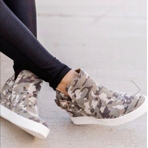 Wedge sneakers